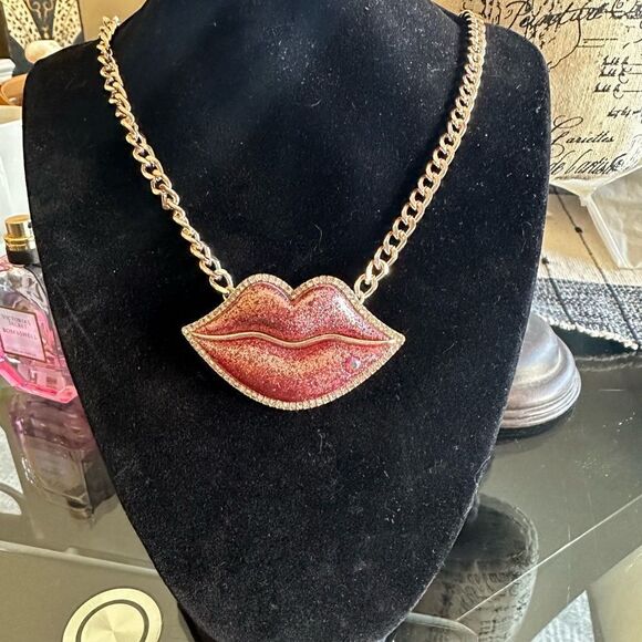 🔥🔥🔥 Betsey Johnson pierced lips necklace with rhinestones Gold Chain. - Picture 4 of 9